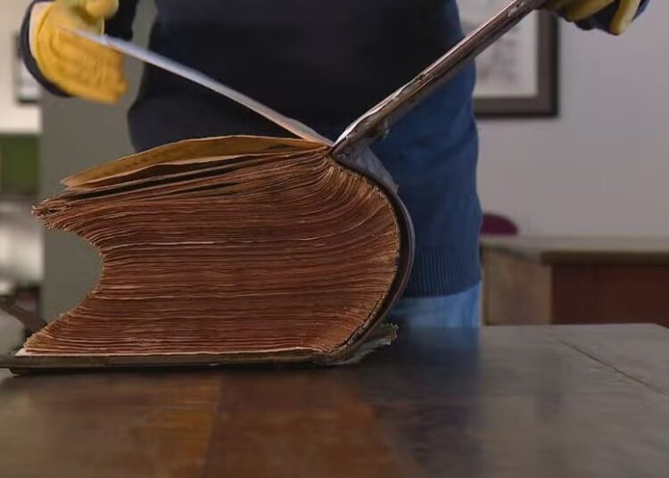 biblia-com-mais-de-250-anos-e-salva-da-enchente-que-atingiu-o-rs