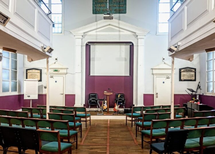 muculmana-invade-igreja-na-inglaterra-e-diz:-“estou-aqui-para-matar-o-deus-dos-judeus”