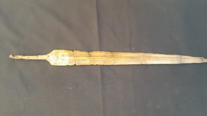 espada-de-bronze-de-farao-e-encontrada-por-arqueologos-no-egito