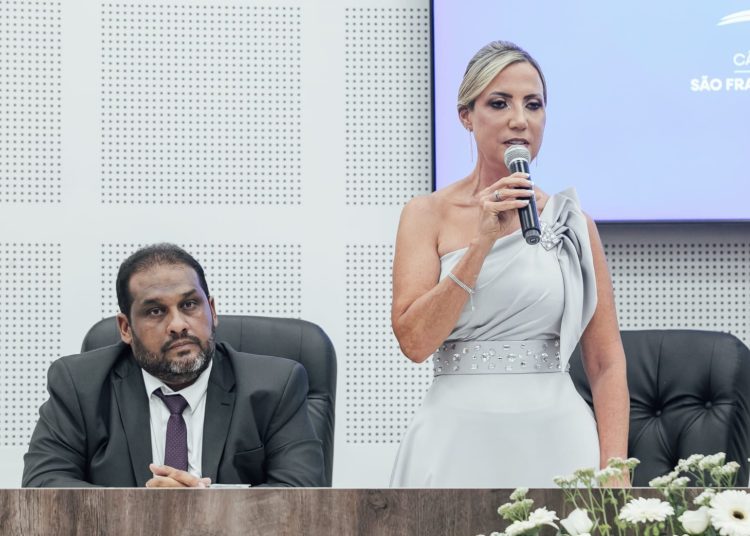 apos-posse,-prefeita-faz-entrega-simbolica-de-chave-do-municipio-a-jesus