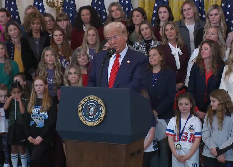 trump-assina-ordem-que-proibe-atletas-trans-em-esportes-femininos