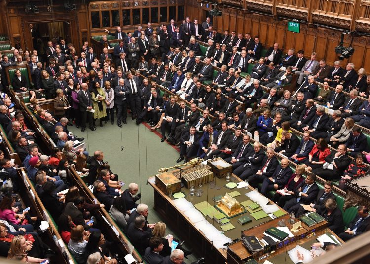 deputados-esquerdistas-pedem-fim-de-oracao-no-parlamento-britanico-por-ser-“ultrapassada”