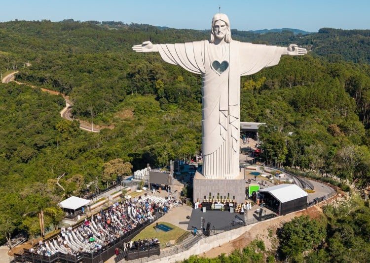 maior-estatua-de-cristo-do-brasil-e-inaugurada-em-cidade-do-rs