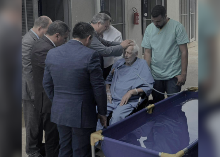 idoso-sob-cuidados-paliativos-e-batizado-dentro-de-hospital-no-parana