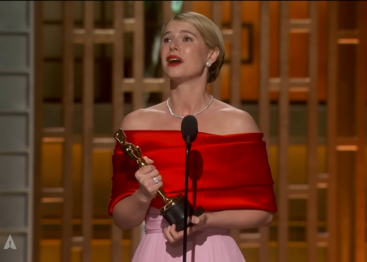 vencedora-do-oscar-de-‘melhor-atriz’-celebra-maternidade:-“amo-ser-mae”