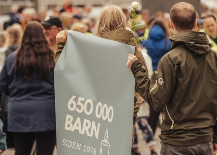 apos-40-anos,-marcha-pela-vida-volta-as-ruas-da-noruega-com-forte-presenca-de-jovens