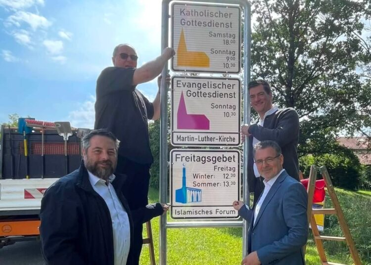 berco-da-reforma,-alemanha-tem-1a-cidade-a-incluir-oracao-islamica-em-placas-publicas