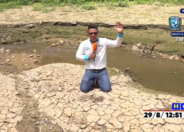 reporter-ora-de-joelhos-ao-vivo-em-meio-a-seca-em-honduras:-“jesus,-envia-chuva”