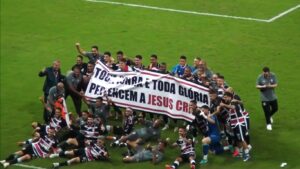 time-do-santa-cruz-exalta-cristo-com-faixa-apos-vitoria:-“toda-honra-a-jesus”