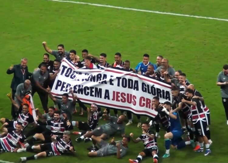 time-do-santa-cruz-exalta-cristo-com-faixa-apos-vitoria:-“toda-honra-a-jesus”