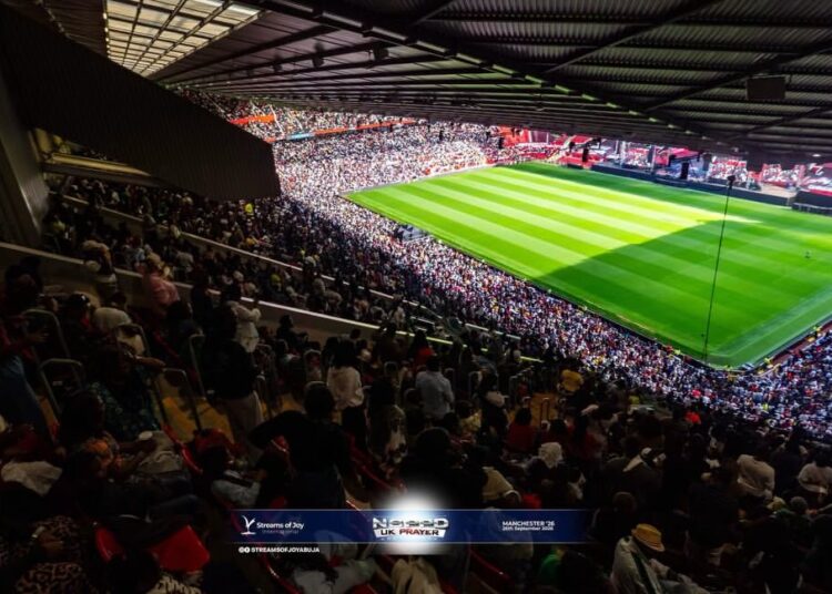 milhares-de-cristaos-oram-e-louvam-no-estadio-do-manchester:-‘levantamos-um-altar’