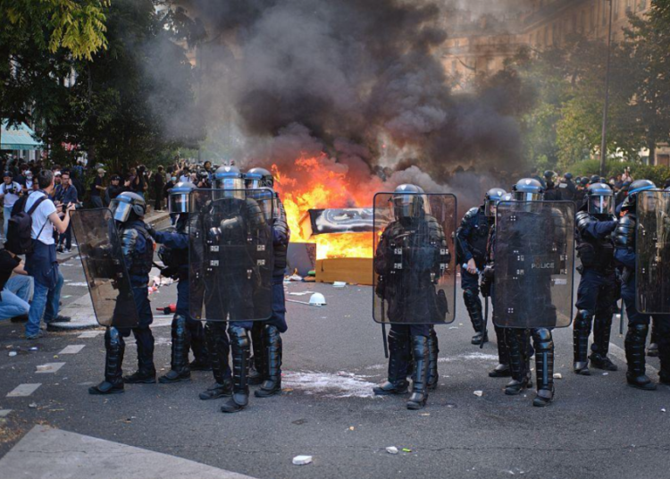 pastora-chama-cristaos-a-orar-pela-franca-apos-protestos-violentos:-‘so-jesus-e-o-caminho’