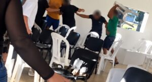grupo-invade-igreja,-agride-fieis-com-cadeiras-e-ameaca-matar-pastor-em-sp