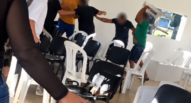 grupo-invade-igreja,-agride-fieis-com-cadeiras-e-ameaca-matar-pastor-em-sp